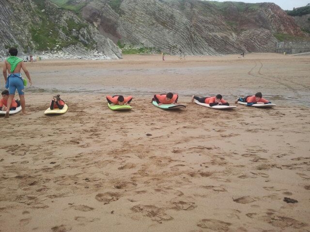  Istruttore di surf e studenti 